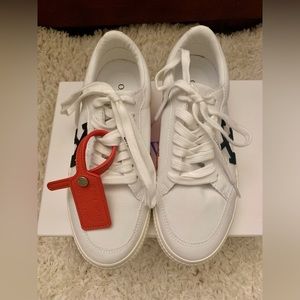 Off-White Vulcanized Low Top Sneaker (8US / 38EU)